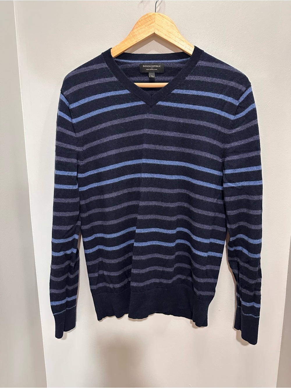 Banana Republic 100% Merino Wool Navy & Light Blue Striped V-Neck Sweater. Sz L.